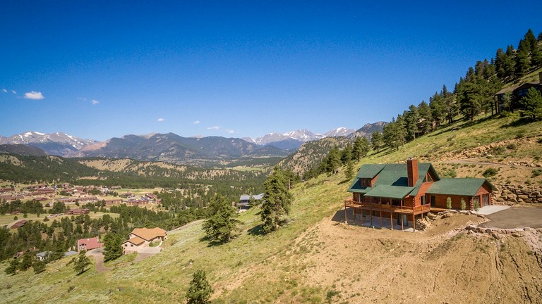 Cozy Cabin with Pool Table and Stunning Panoramic Mountain Views in Estes Park, Colorado
