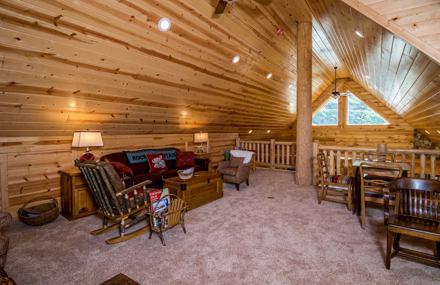 Cozy Cabin with Pool Table and Stunning Panoramic Mountain Views in Estes Park, Colorado