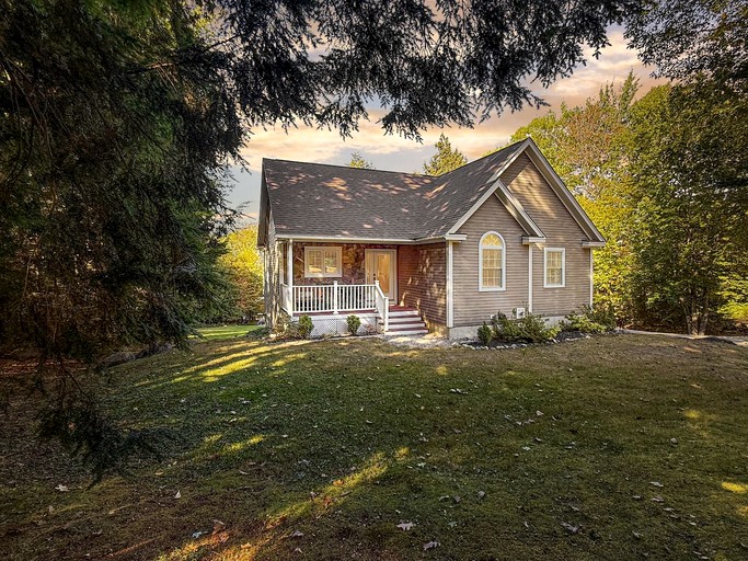 Spacious Mountain Retreat with Deck and Gas Fireplace near Echo Lake in Conway, New Hampshire