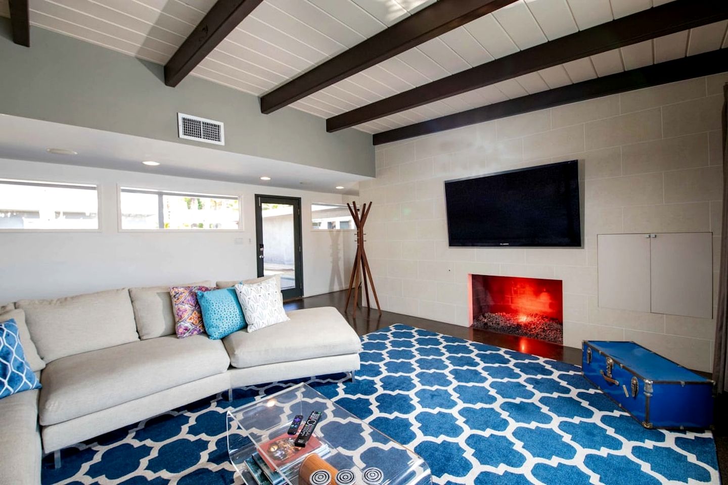 Chic Villa with Outdoor Pool, Spa and Views in California