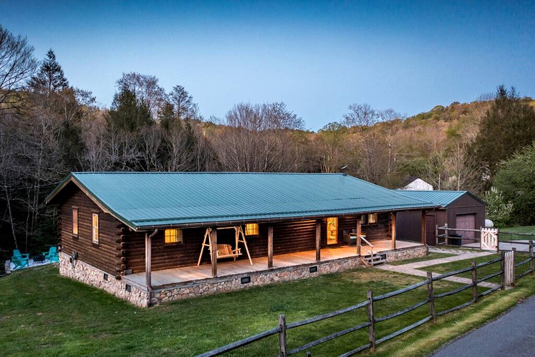 Glamping Retreat near Summersville Lake: Luxurious Cabin with a Hot Tub in Mt Nebo, WV