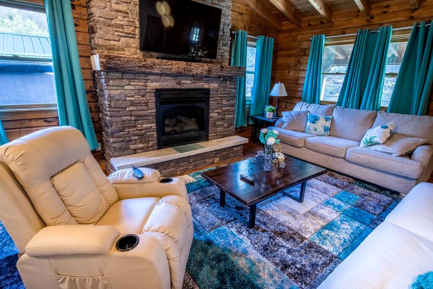 Glamping Retreat near Summersville Lake: Luxurious Cabin with a Hot Tub in Mt Nebo, WV
