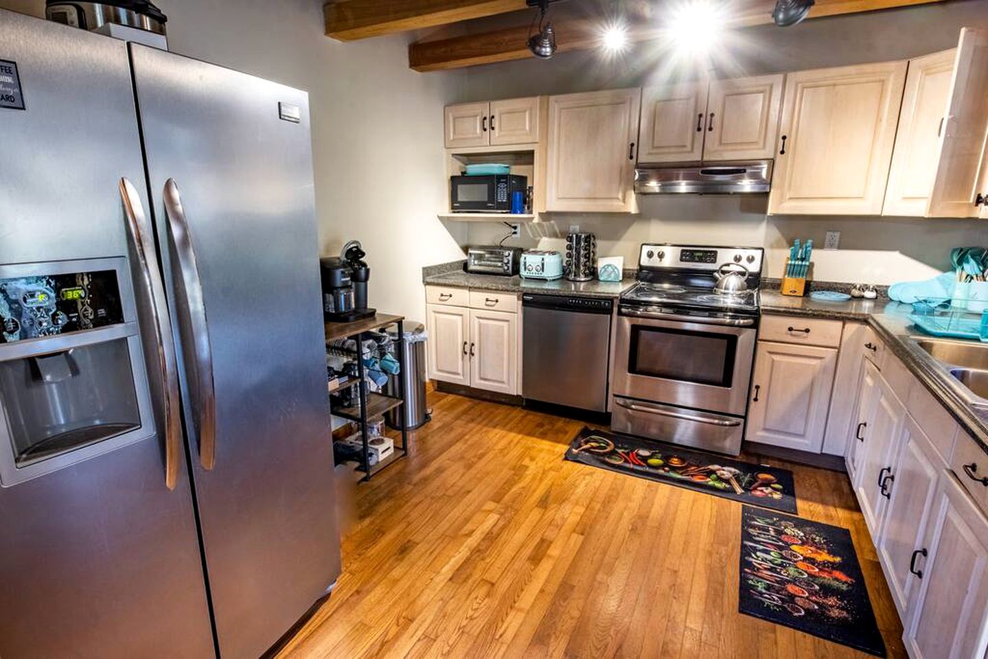 Glamping Retreat near Summersville Lake: Luxurious Cabin with a Hot Tub in Mt Nebo, WV