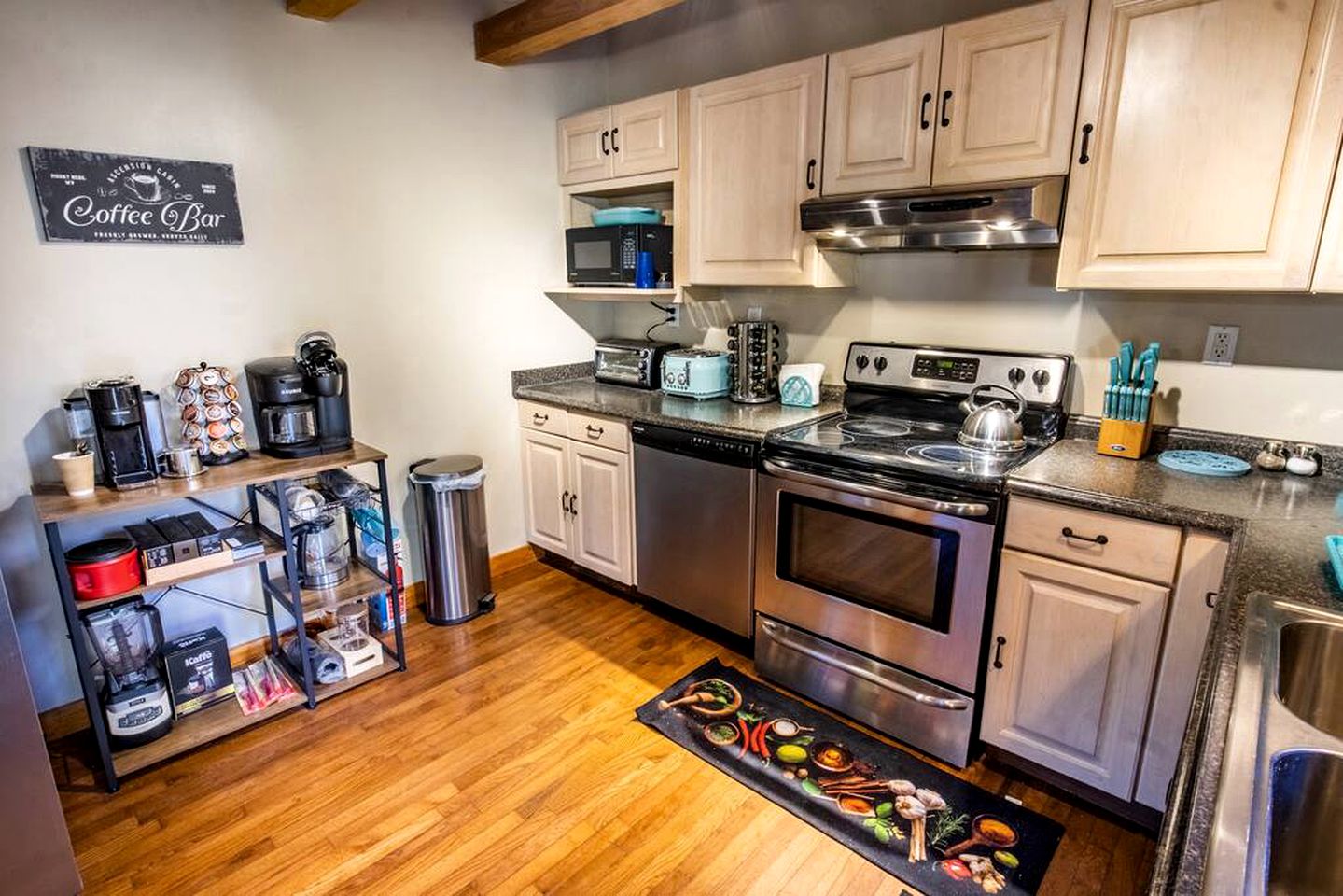 Glamping Retreat near Summersville Lake: Luxurious Cabin with a Hot Tub in Mt Nebo, WV