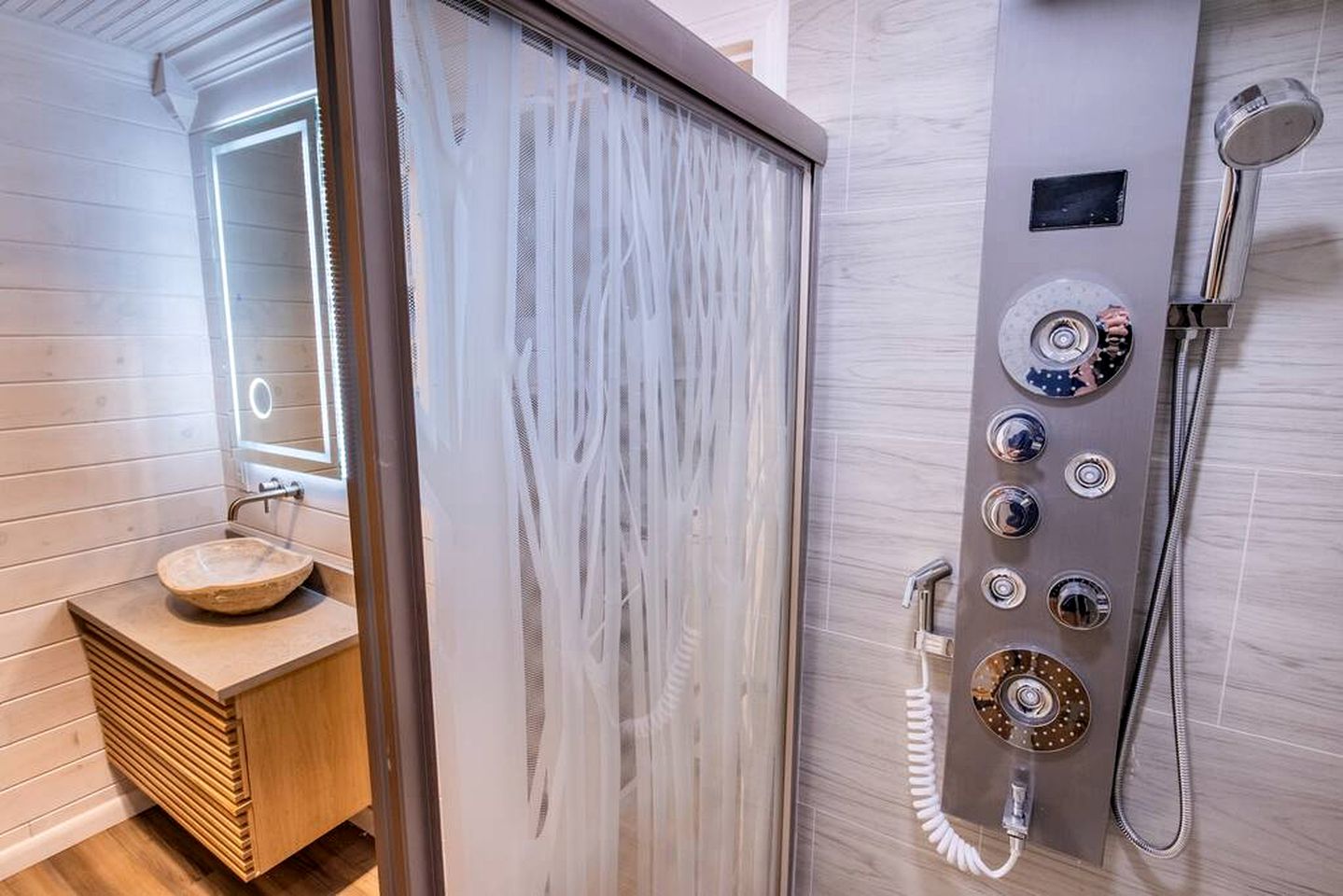 Glamping Retreat near Summersville Lake: Luxurious Cabin with a Hot Tub in Mt Nebo, WV