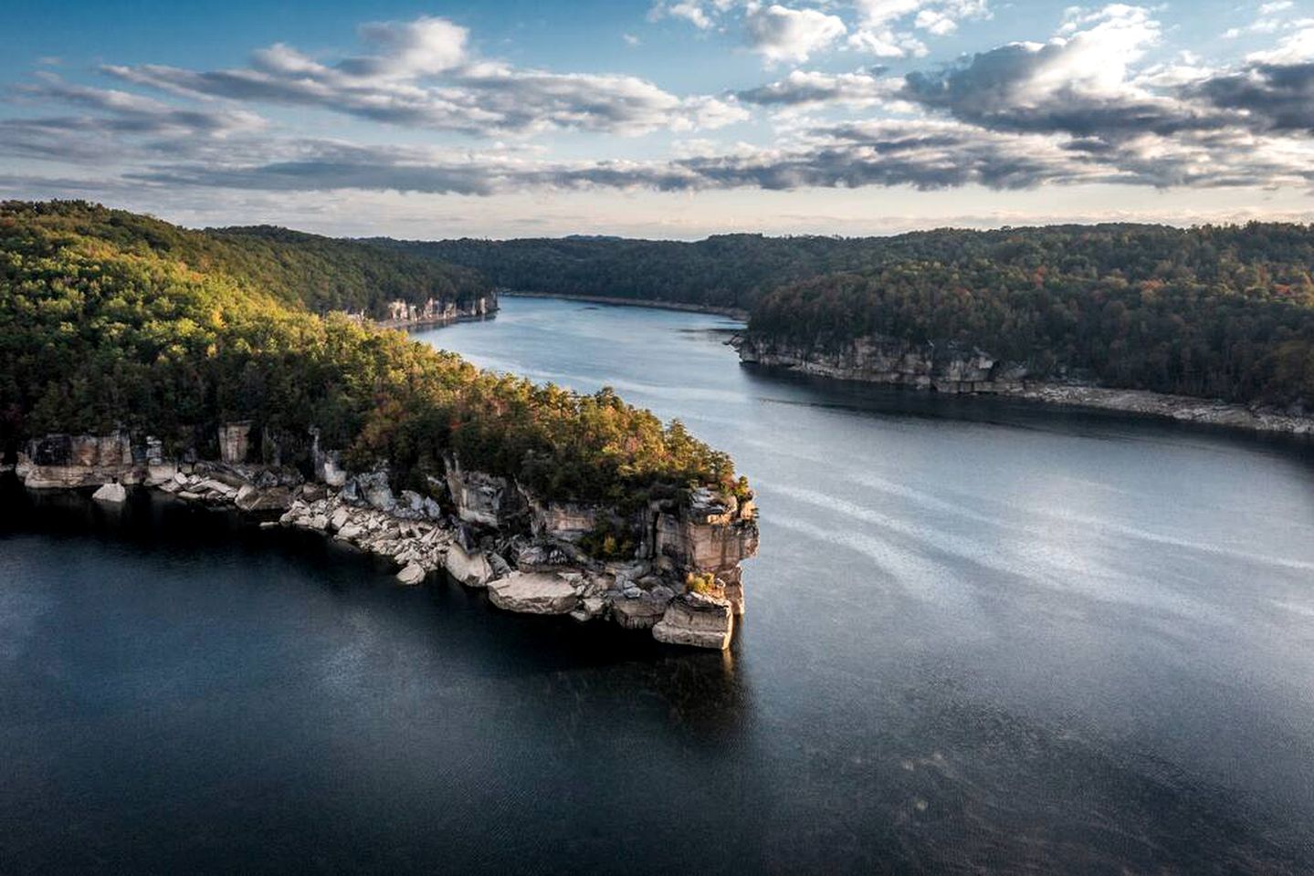 Glamping Retreat near Summersville Lake: Luxurious Cabin with a Hot Tub in Mt Nebo, WV