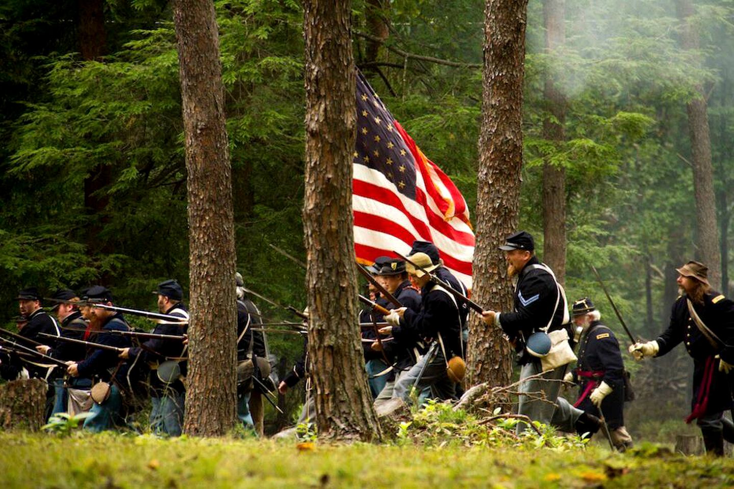 Glamping Retreat near Summersville Lake: Luxurious Cabin with a Hot Tub in Mt Nebo, WV