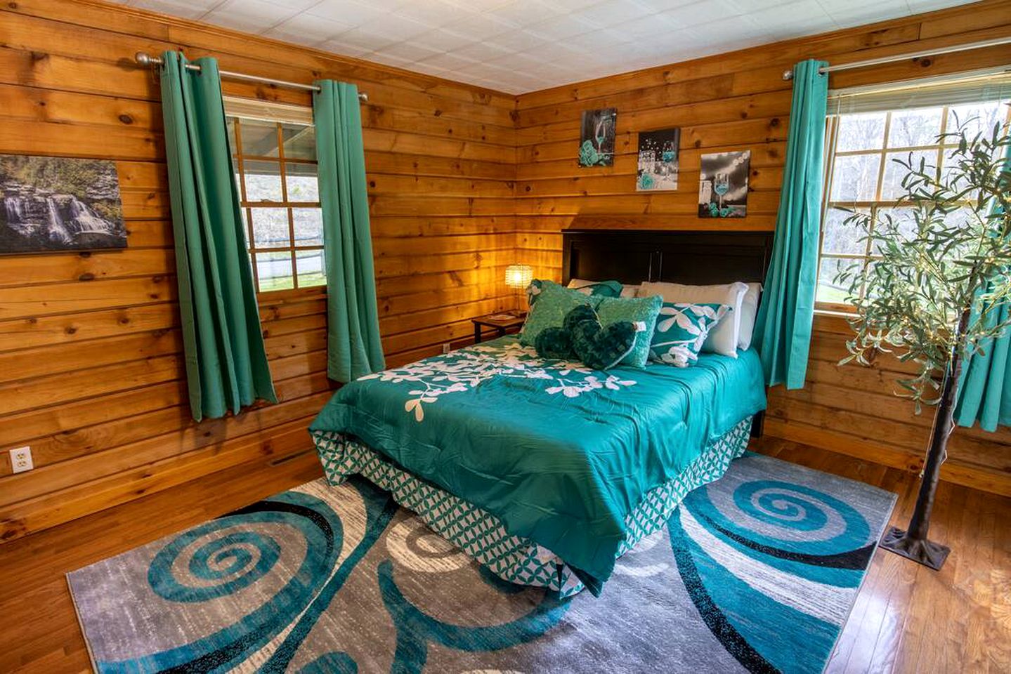 Glamping Retreat near Summersville Lake: Luxurious Cabin with a Hot Tub in Mt Nebo, WV