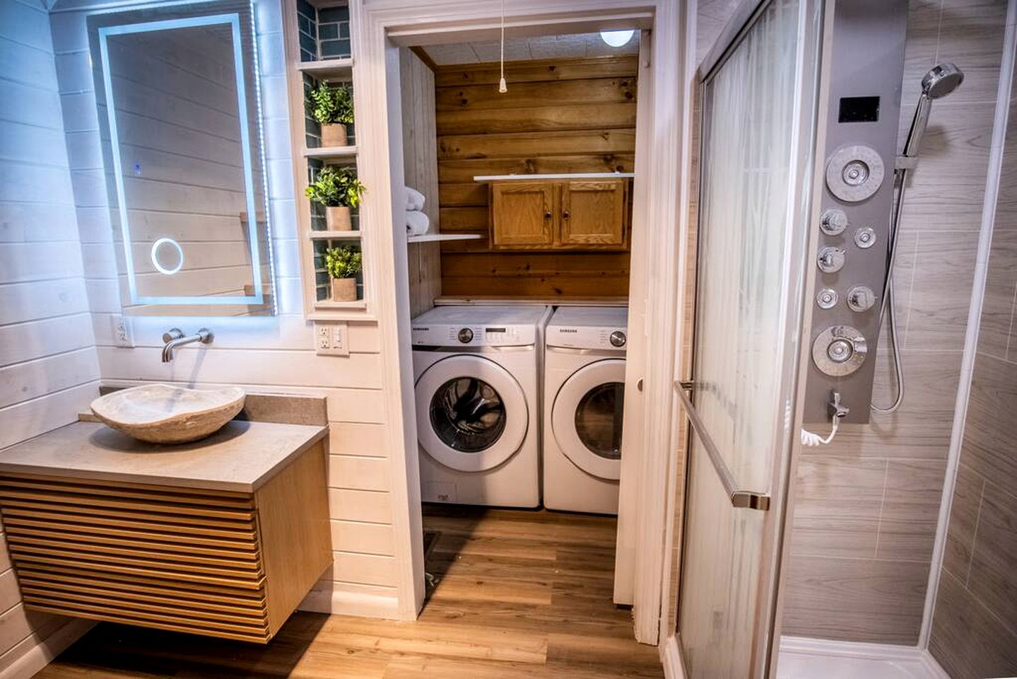 Glamping Retreat near Summersville Lake: Luxurious Cabin with a Hot Tub in Mt Nebo, WV