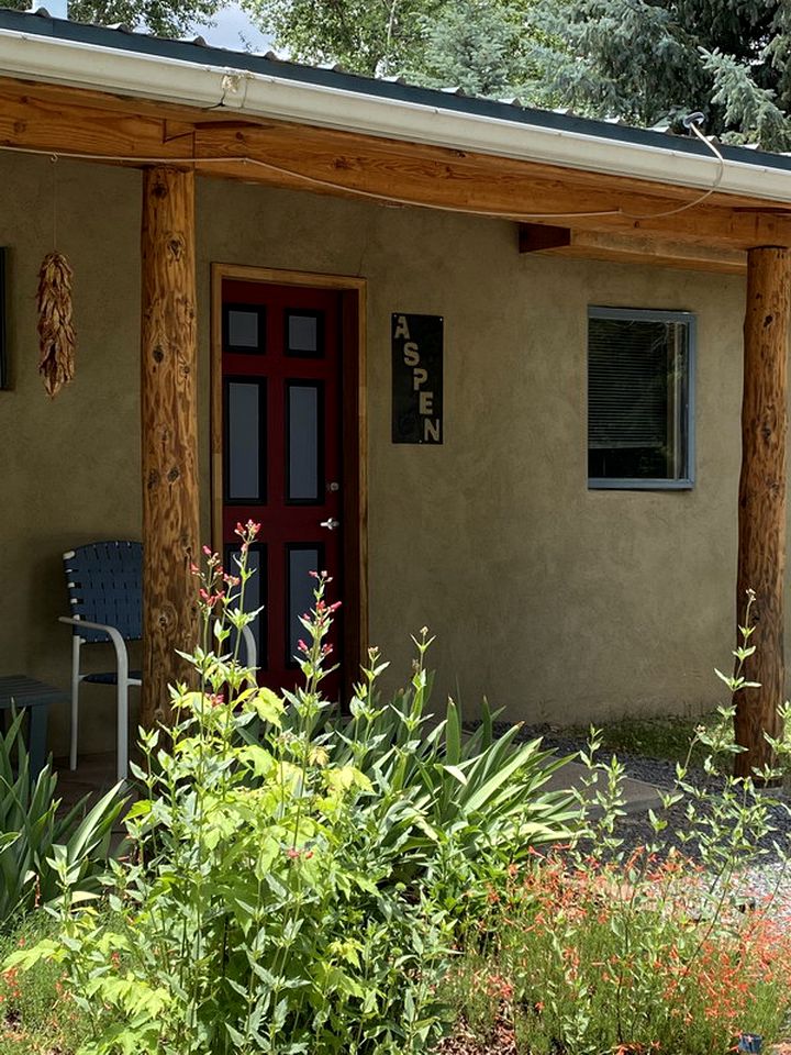 Charming Cabin Retreat: Fireplace and River Views in San Miguel County, NM