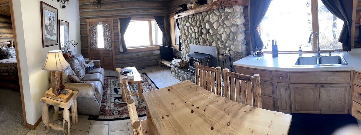 Relaxing Glamping Vacation: Fantastic Log Cabin with a Hot Tub in Darby, MT