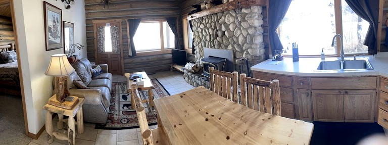 Relaxing Glamping Vacation: Fantastic Log Cabin with a Hot Tub in Darby, MT | Log Cabins (Darby, Montana, United States of America)