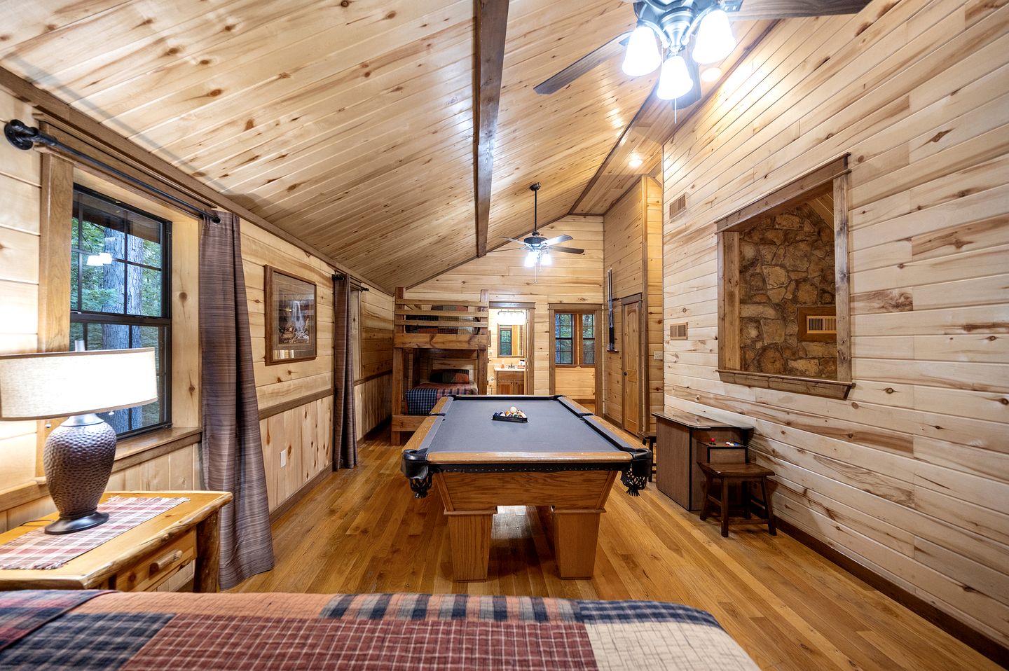 Spacious Cabin for 8 with Loft, Pool Table & Fireplace Near Broken Bow Lake