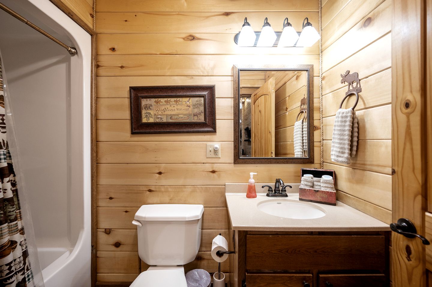 Spacious Cabin for 8 with Loft, Pool Table & Fireplace Near Broken Bow Lake