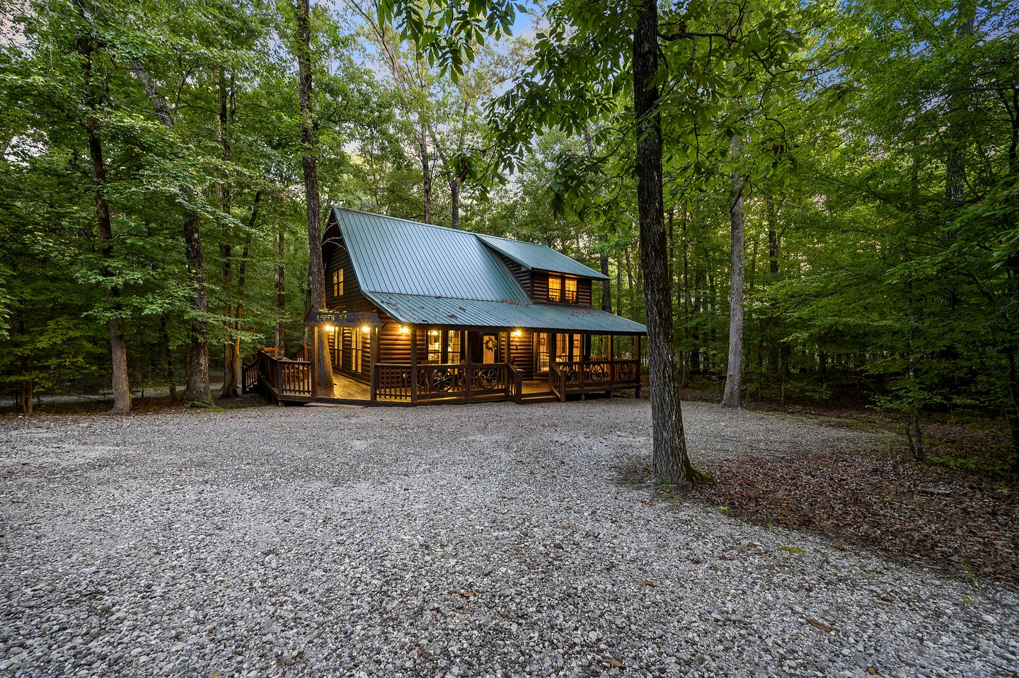 Spacious Cabin for 8 with Loft, Pool Table & Fireplace Near Broken Bow Lake