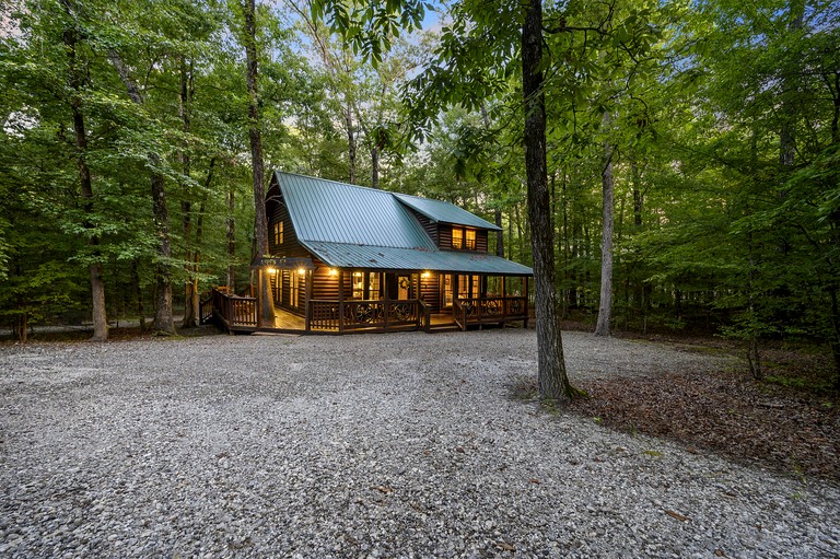 Spacious Cabin for 8 with Loft, Pool Table & Fireplace Near Broken Bow Lake