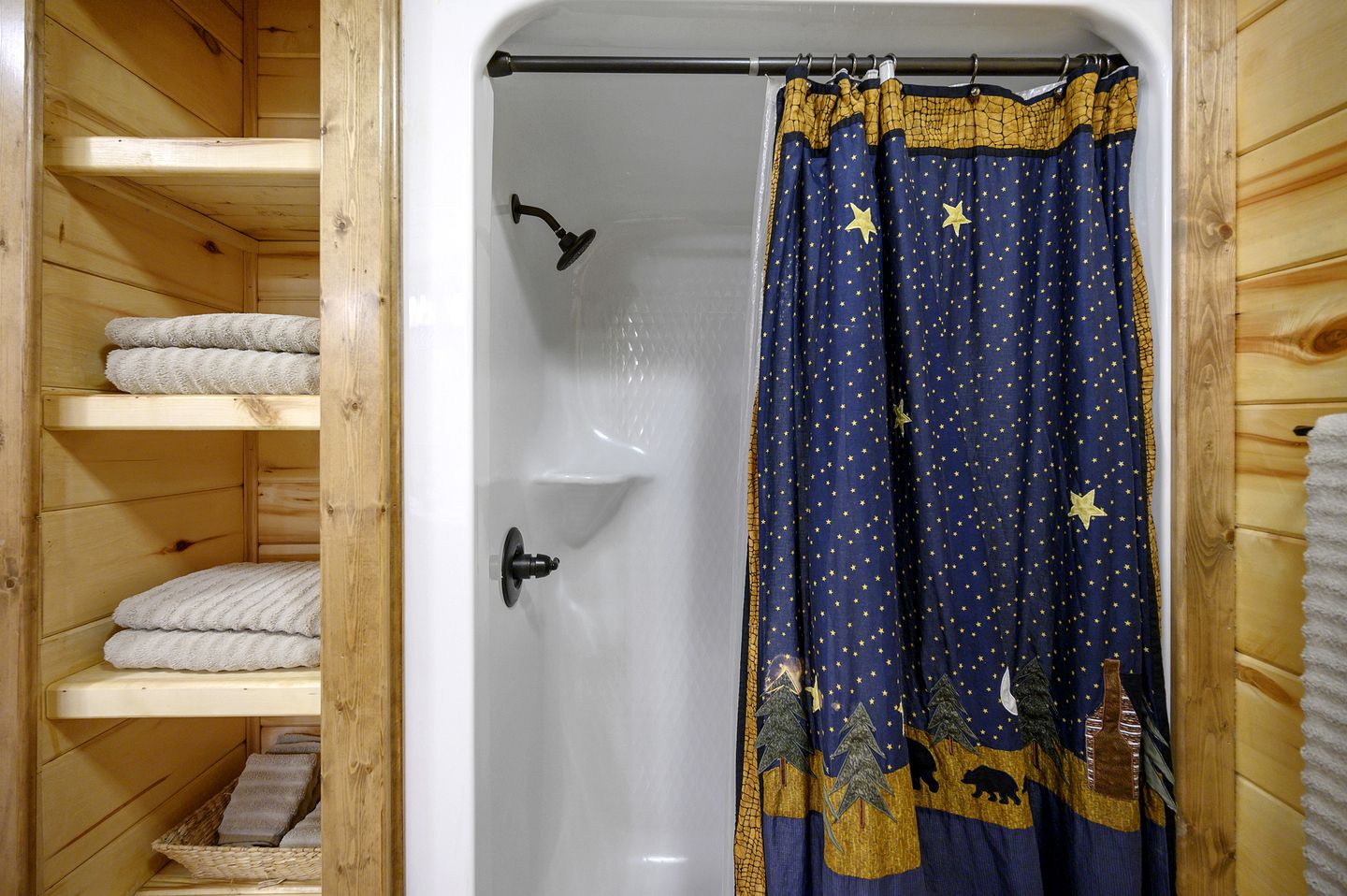 Spacious Cabin for 8 with Loft, Pool Table & Fireplace Near Broken Bow Lake