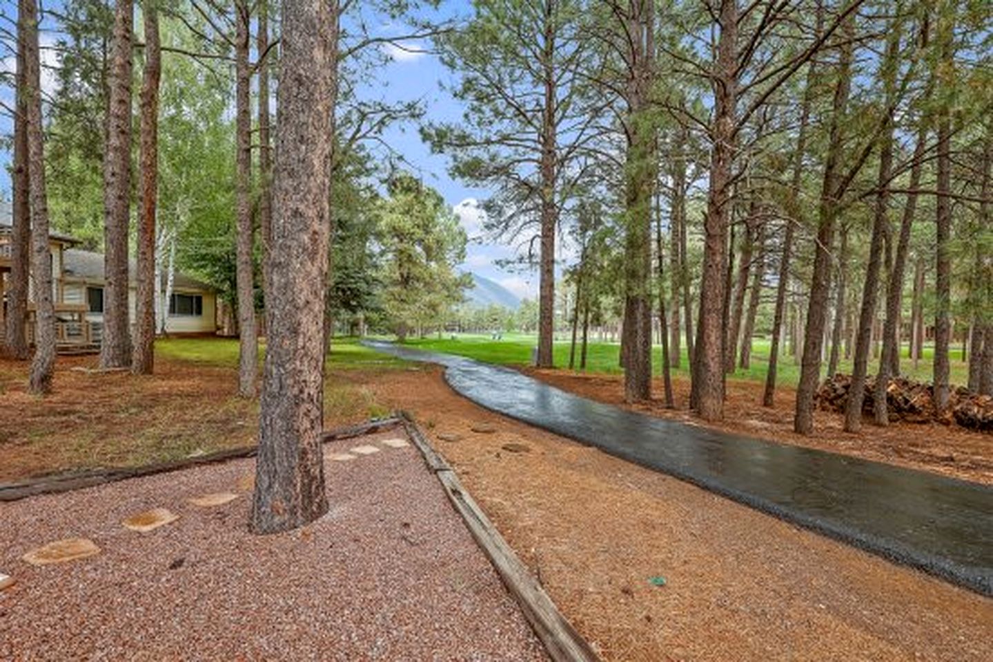Charming Southwestern Style Cabin with Views of Mount Elden, Perfect for a Retreat to Northern Arizona