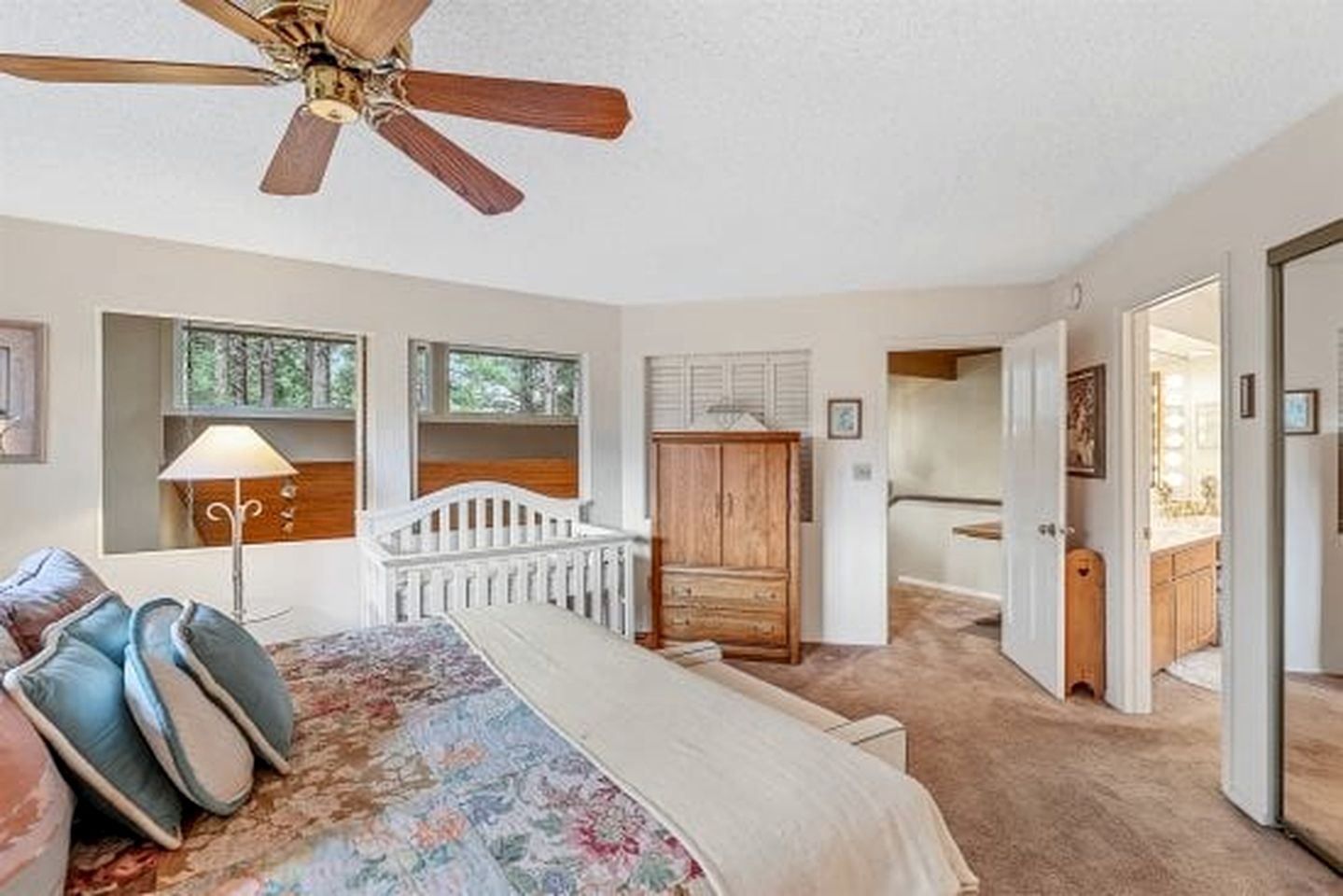 Charming Southwestern Style Cabin with Views of Mount Elden, Perfect for a Retreat to Northern Arizona