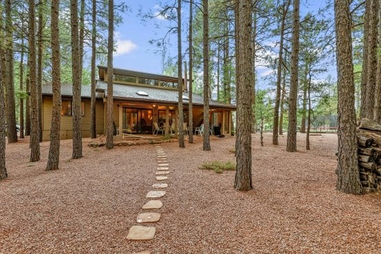 Charming South-Western Style Cabin with Views of Mount Elden, Perfect for a Retreat to Northern Arizona