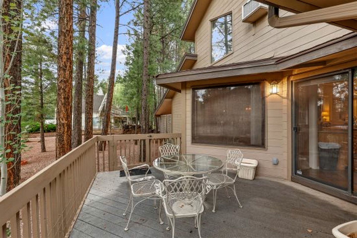Charming Southwestern Style Cabin with Views of Mount Elden, Perfect for a Retreat to Northern Arizona
