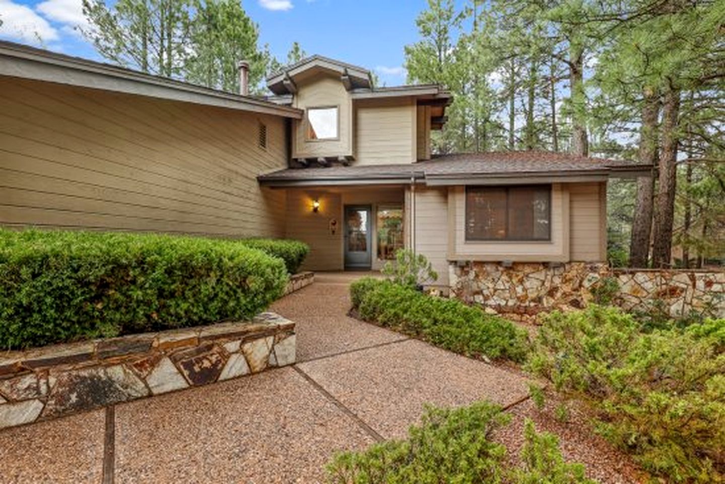 Charming Southwestern Style Cabin with Views of Mount Elden, Perfect for a Retreat to Northern Arizona