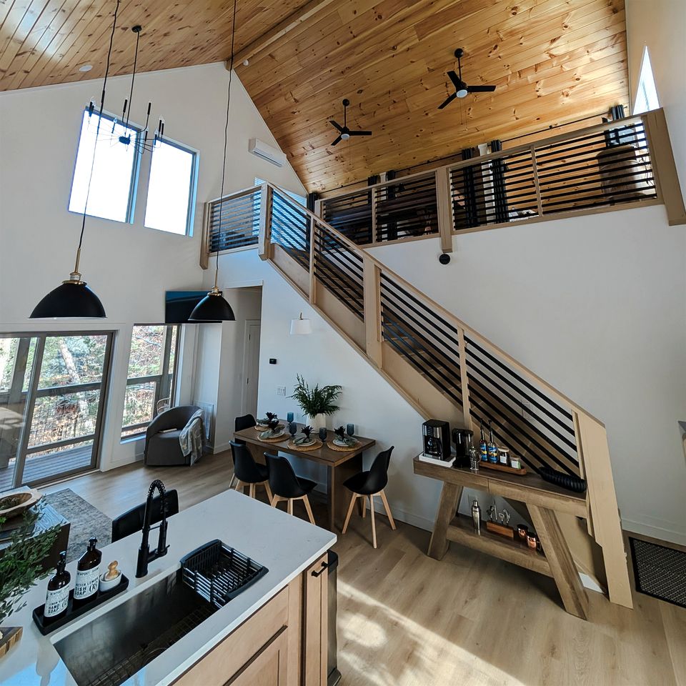 Cozy Smoky Mountain Cabin with Light-Filled Living Space near Dollywood in Pigeon Forge, Tennessee