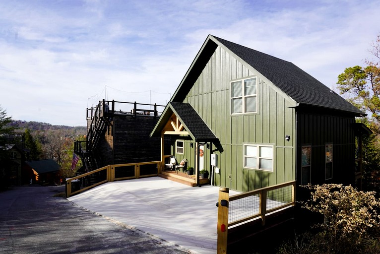 Cozy Smoky Mountain Cabin with Light-Filled Living Space near Dollywood in Pigeon Forge, Tennessee