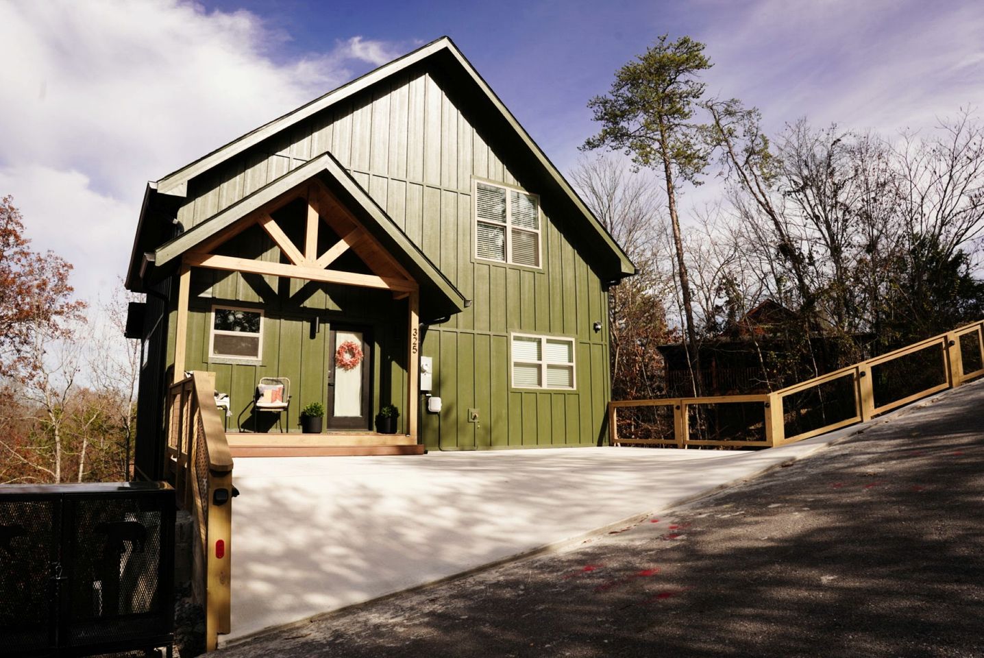 Cozy Smoky Mountain Cabin with Light-Filled Living Space near Dollywood in Pigeon Forge, Tennessee