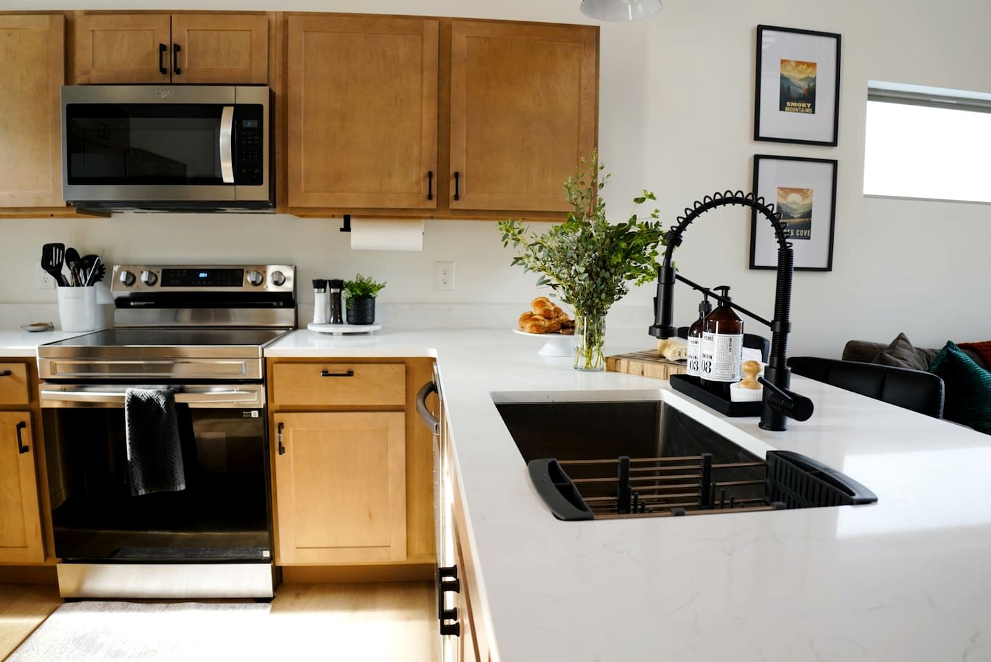 Cozy Smoky Mountain Cabin with Light-Filled Living Space near Dollywood in Pigeon Forge, Tennessee