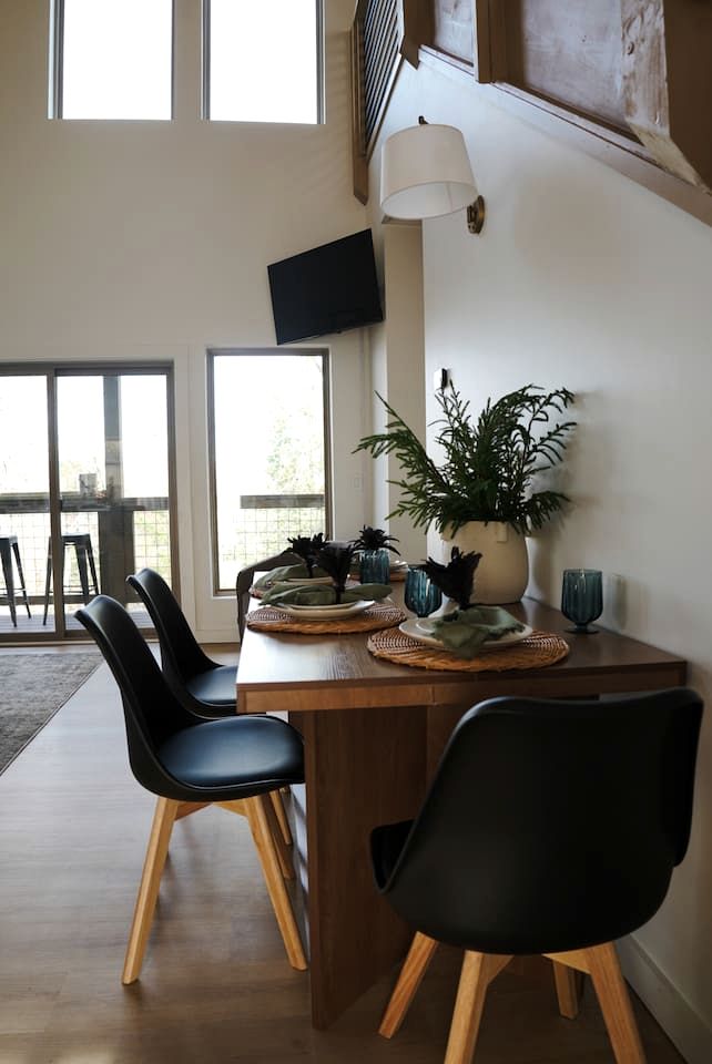 Cozy Smoky Mountain Cabin with Light-Filled Living Space near Dollywood in Pigeon Forge, Tennessee