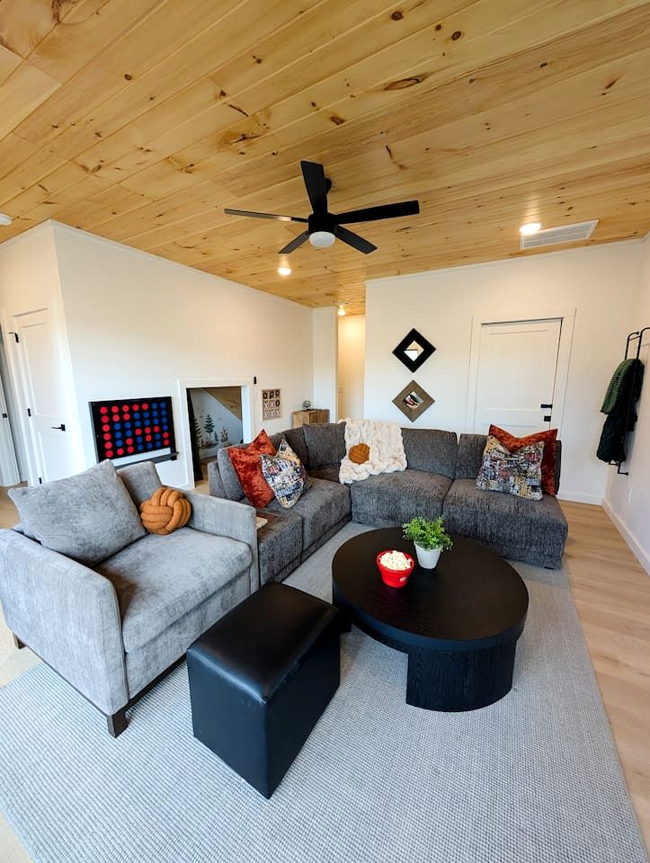 Cozy Smoky Mountain Cabin with Light-Filled Living Space near Dollywood in Pigeon Forge, Tennessee