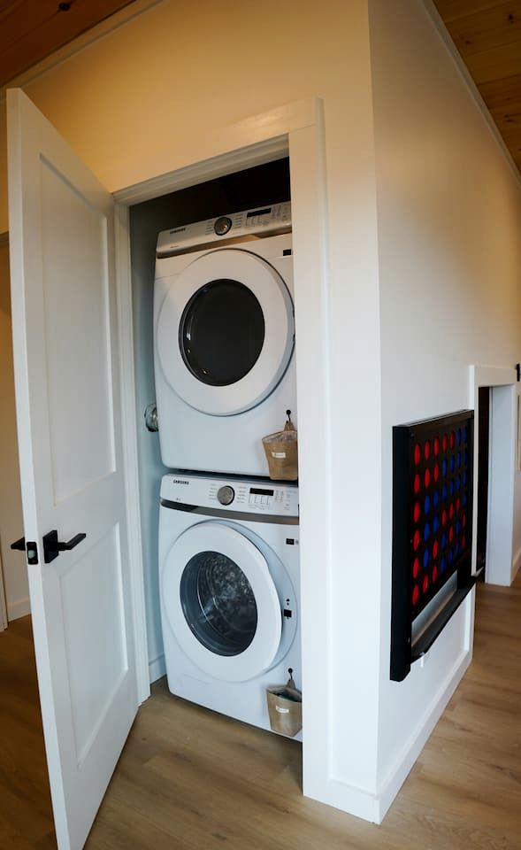 Cozy Smoky Mountain Cabin with Light-Filled Living Space near Dollywood in Pigeon Forge, Tennessee