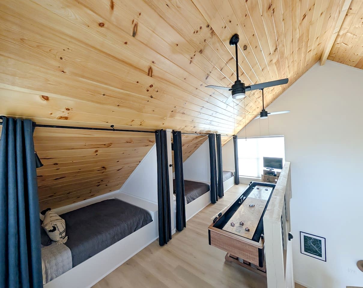 Cozy Smoky Mountain Cabin with Light-Filled Living Space near Dollywood in Pigeon Forge, Tennessee