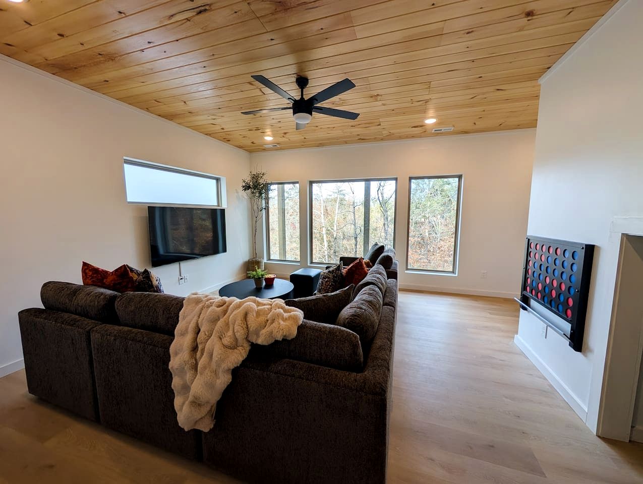 Cozy Smoky Mountain Cabin with Light-Filled Living Space near Dollywood in Pigeon Forge, Tennessee