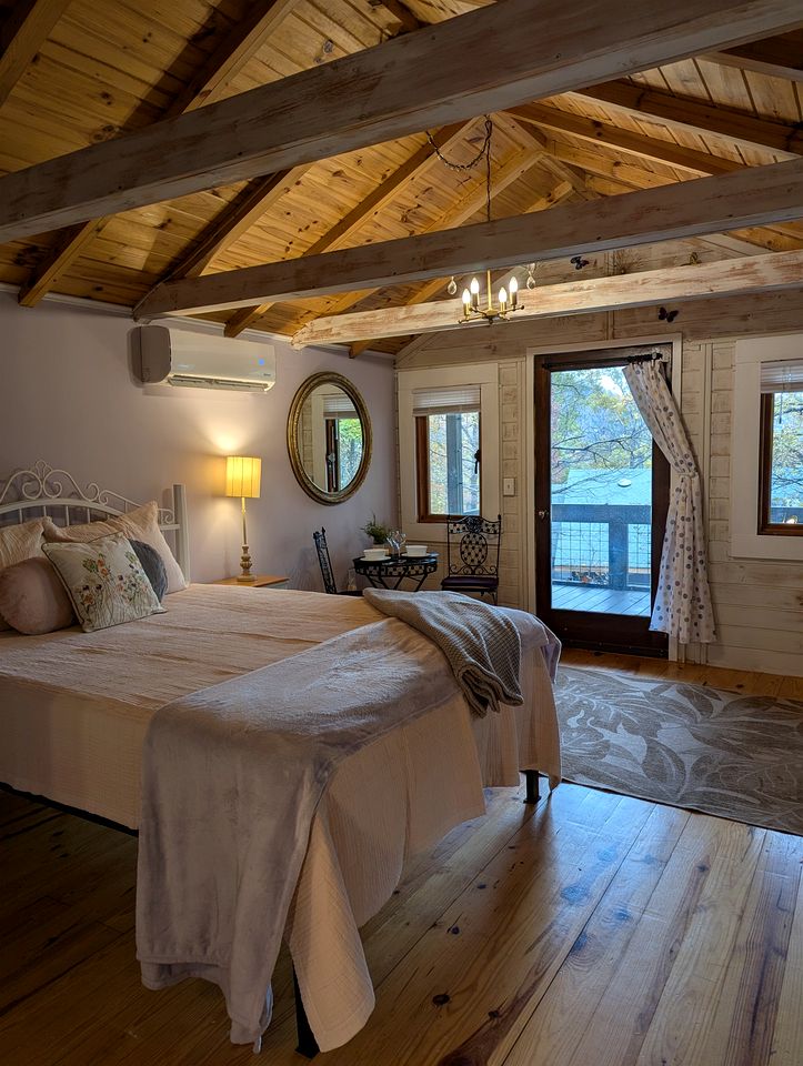 Peaceful Eclectic Mountain Cabin with Screened Porch Near Black Mountain | Black Mountain, NC