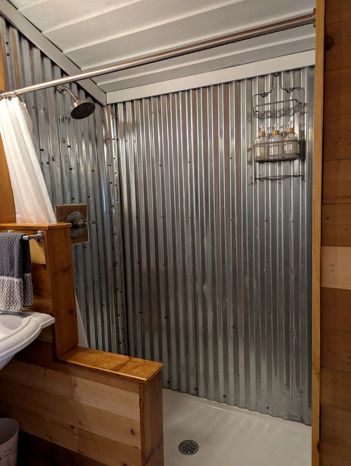 Peaceful Eclectic Mountain Cabin with Screened Porch Near Black Mountain | Black Mountain, NC