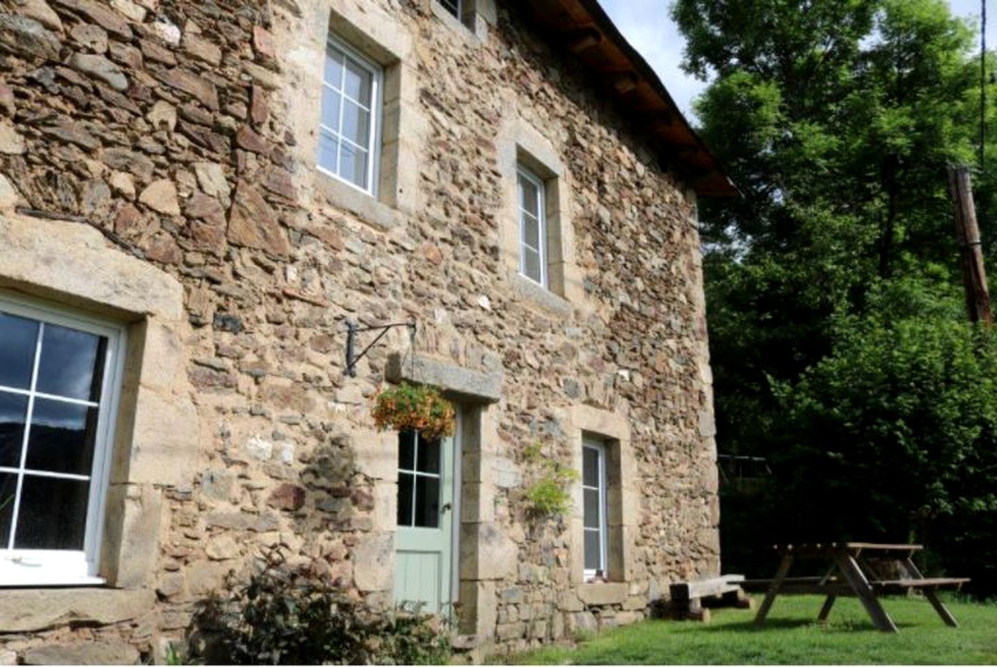 Charming Cottage Rental with a Soaking Tub in Laval-sur-Doulon in Auvergne, France