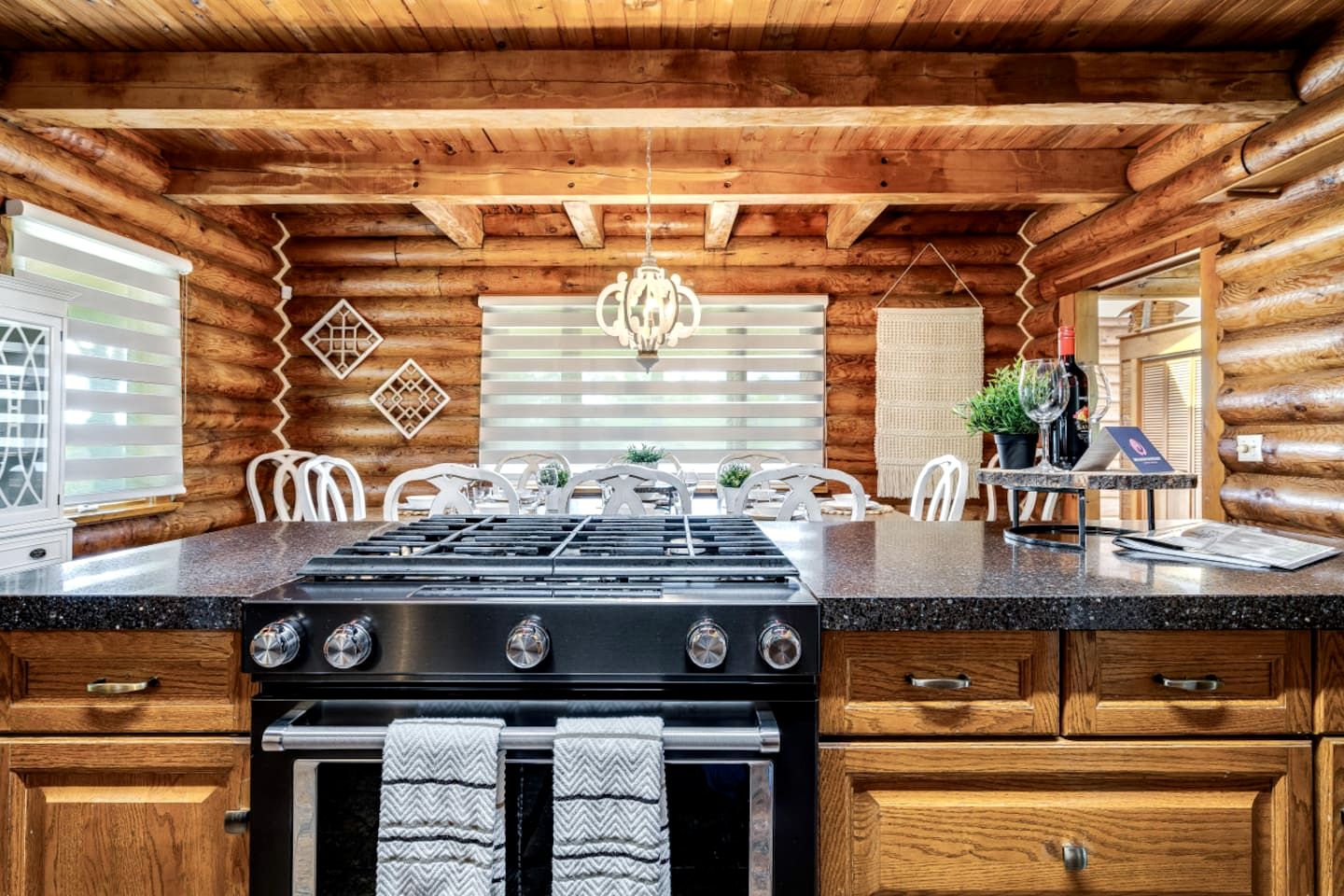 Awesome Cabin with Fire Pit and Hot-tub in Kingsville, Ontario