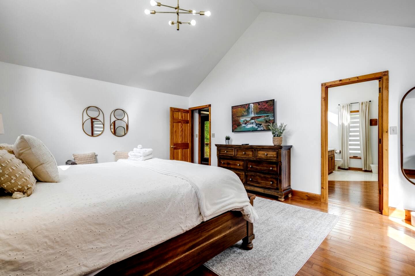 Awesome Cabin with Fire Pit and Hot-tub in Kingsville, Ontario