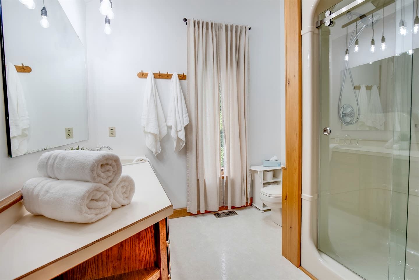 Awesome Cabin with Fire Pit and Hot-tub in Kingsville, Ontario