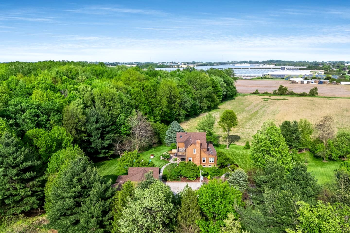 Awesome Cabin with Fire Pit and Hot-tub in Kingsville, Ontario