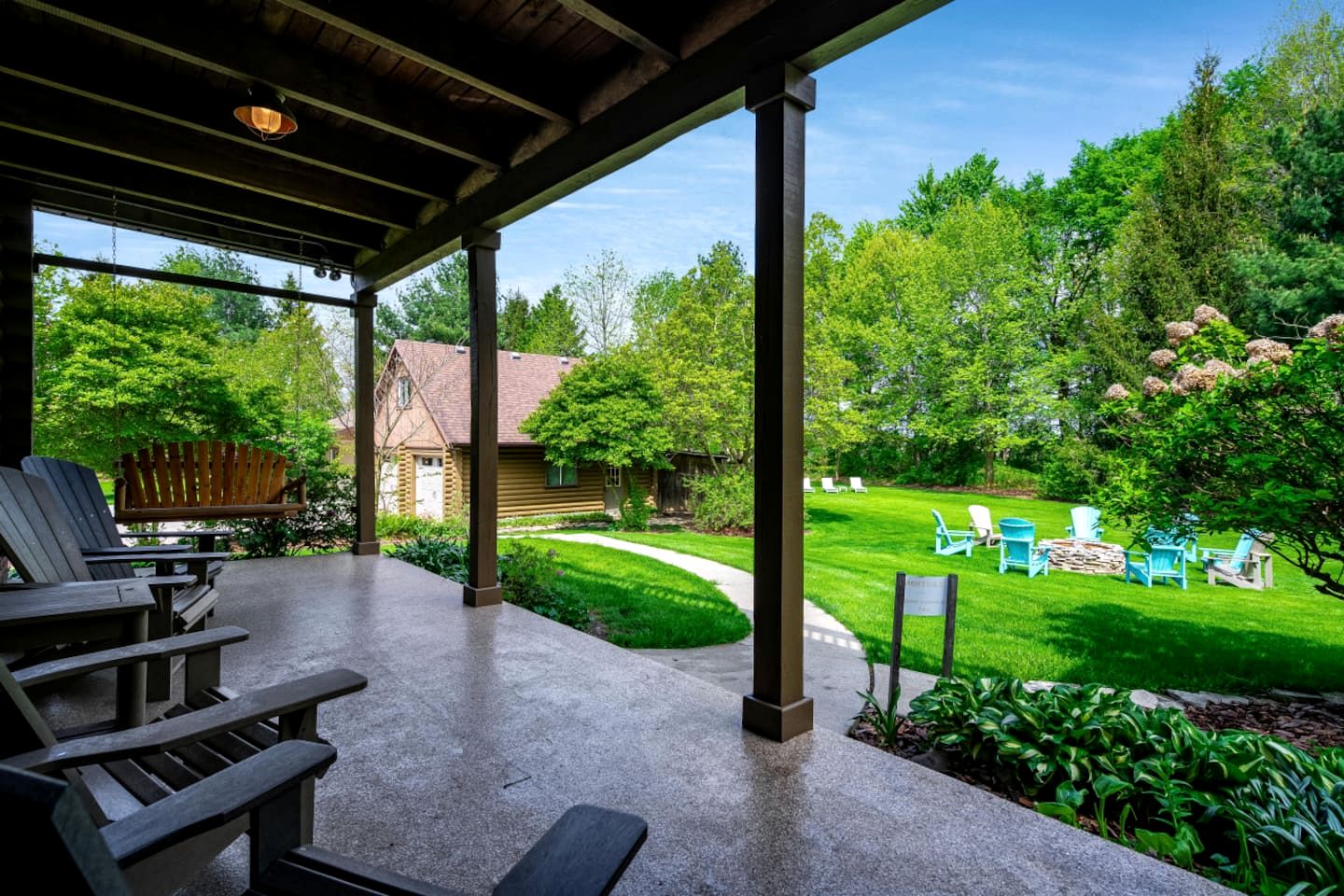 Awesome Cabin with Fire Pit and Hot-tub in Kingsville, Ontario