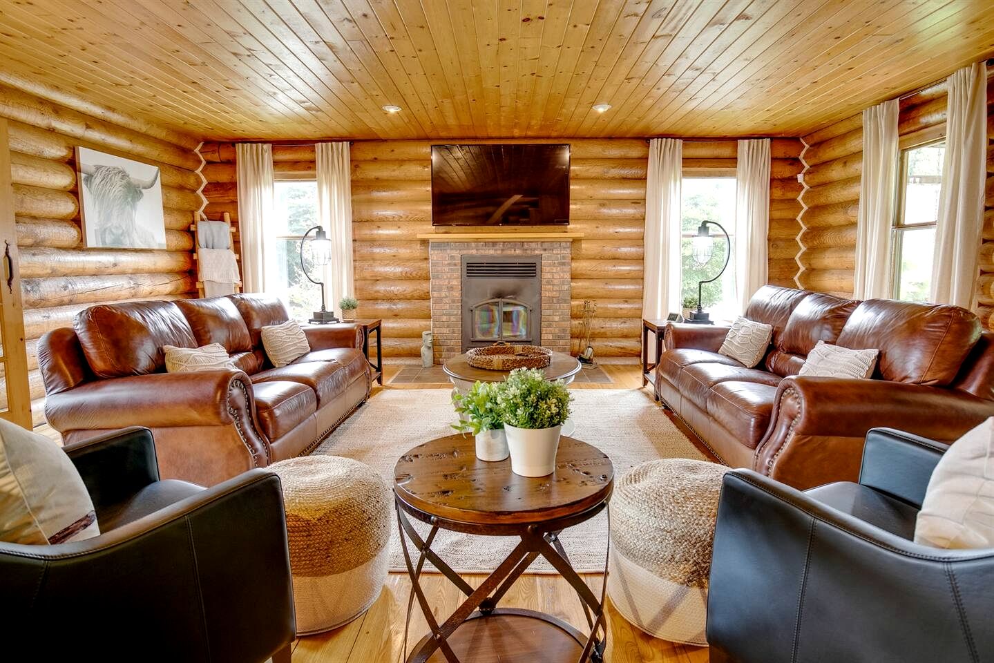 Awesome Cabin with Fire Pit and Hot-tub in Kingsville, Ontario