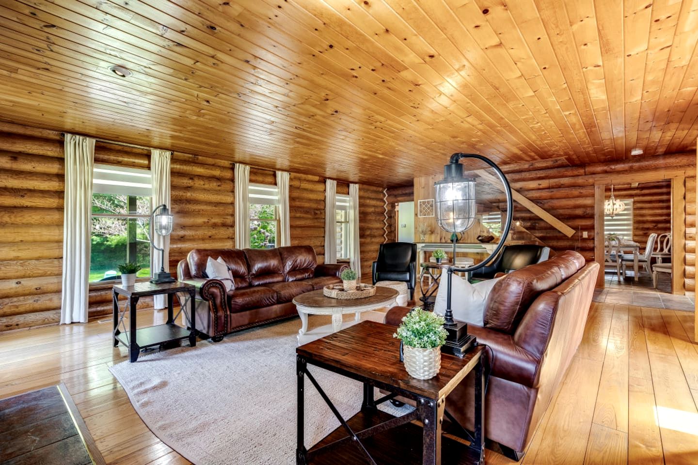 Awesome Cabin with Fire Pit and Hot-tub in Kingsville, Ontario