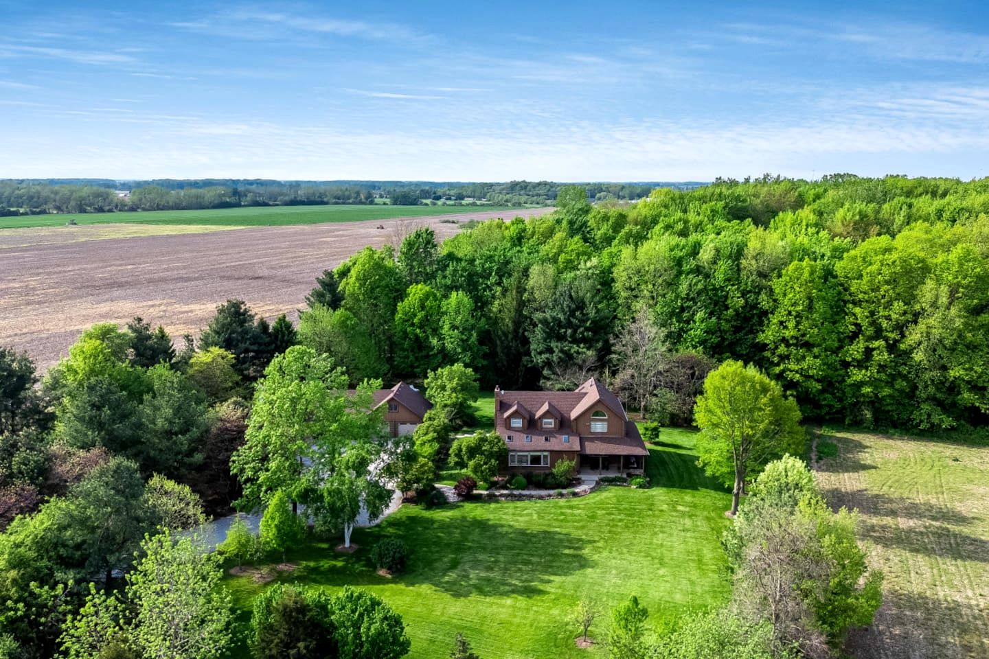 Awesome Cabin with Fire Pit and Hot-tub in Kingsville, Ontario