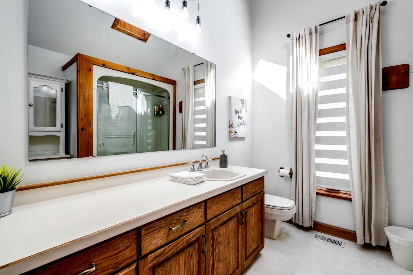 Awesome Cabin with Fire Pit and Hot-tub in Kingsville, Ontario