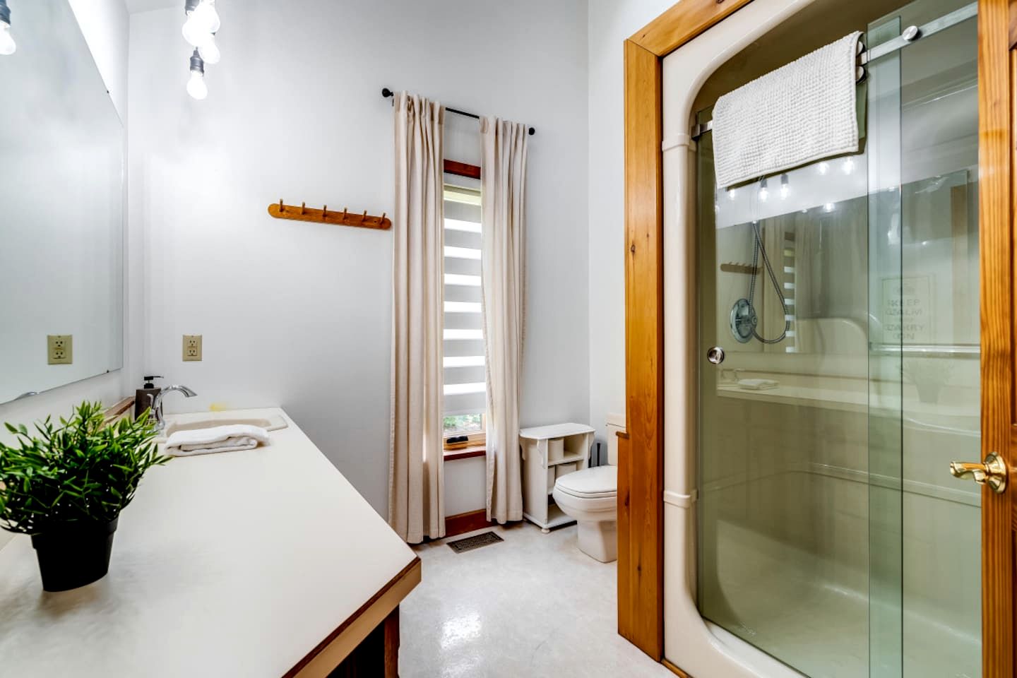 Awesome Cabin with Fire Pit and Hot-tub in Kingsville, Ontario