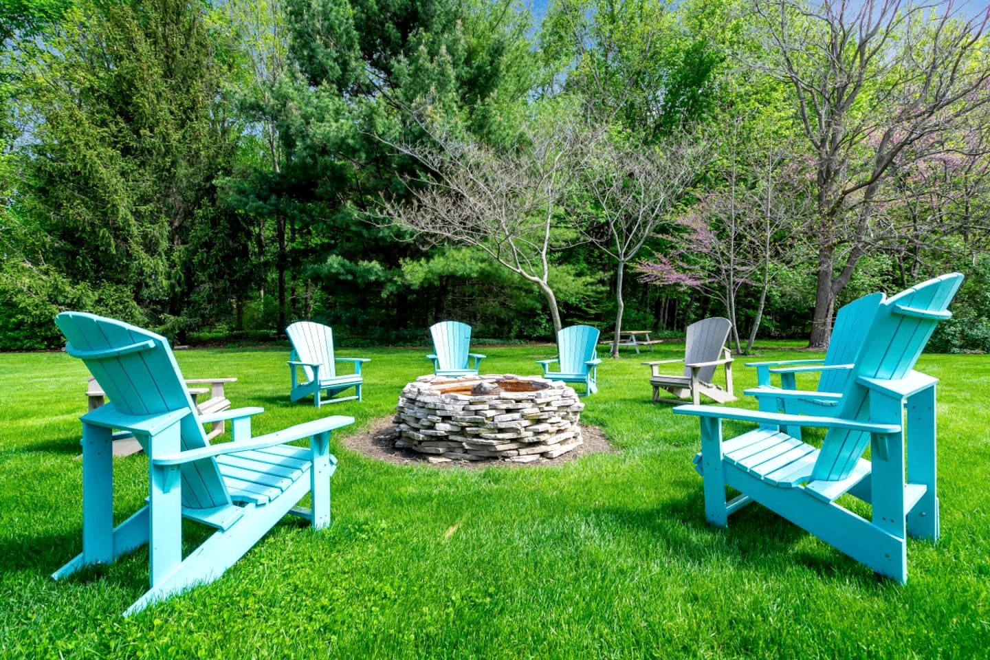 Awesome Cabin with Fire Pit and Hot-tub in Kingsville, Ontario