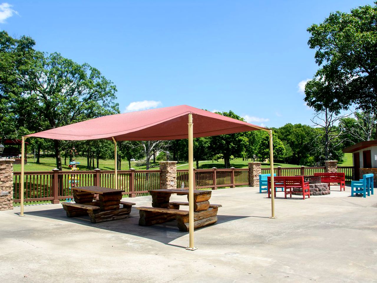 Family-Friendly Log Cabin with a Pool and Playground near the Ozarks, Missouri